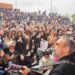 Dario Brunori mentre canta all'Unical di ritorno dall'esperienza a Sanremo