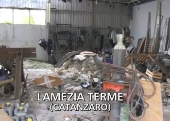 La discarica all'interno dell'ex opificio di Lamezia