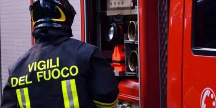 In foto un operatore dei vigili del fuoco