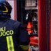 In foto un operatore dei vigili del fuoco