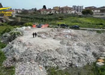 I finanzieri sul luogo della discarica abusiva a Crotone