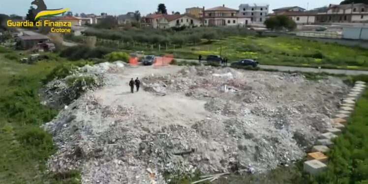 I finanzieri sul luogo della discarica abusiva a Crotone