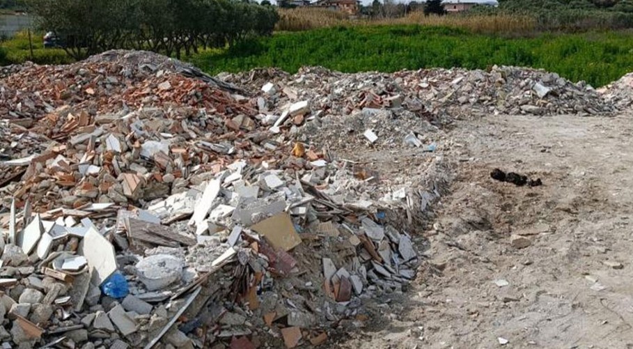 Un'altra immagine della discarica abusiva sequestrata a Crotone
