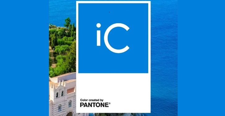 Il colore Pantone Intercity Blue accostato al mare di Tropea