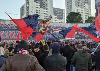 I tifosi del Cosenza ricordano Salvatore Iaccino, storico tifoso rossoblu, allo stado Marulla