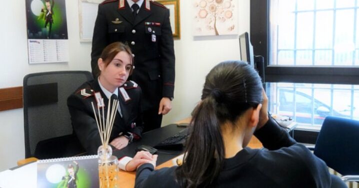 Nella foto una carabiniera che consolano una donna