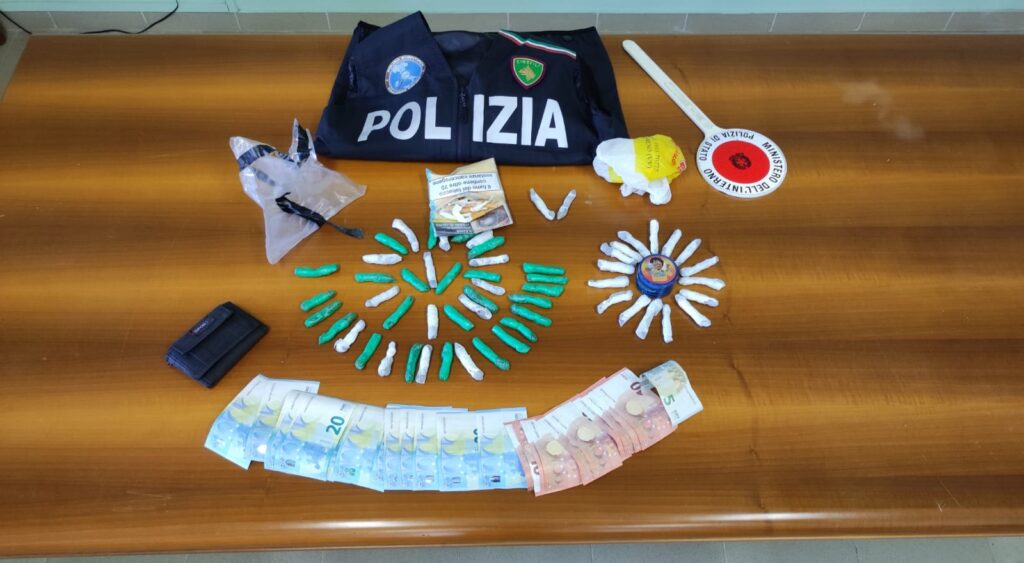 La sostanza e le banconote sequestrate dalla polizia nell'ambito del contrasto allo spaccio nel Vibonese