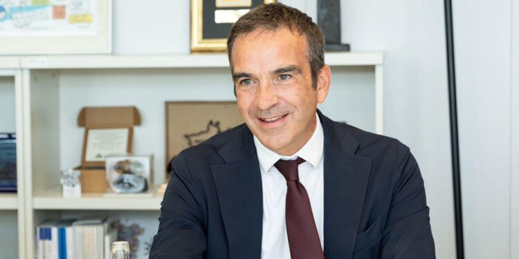 Una foto del presidente della Regione Calabria, Roberto Occhiuto, che punta al secondo mandato