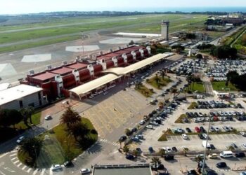 In foto uno dei tre aeroporti calabresi: lo scalo di Lamezia Terme