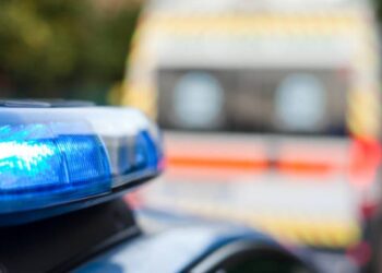 Grave episodio in Calabria, giovane ferito alla gola mentre gli rubano l’auto