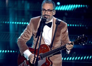 Una foto di Dario Brunori durante la sua esibizione al Festival di Sanremo 2025