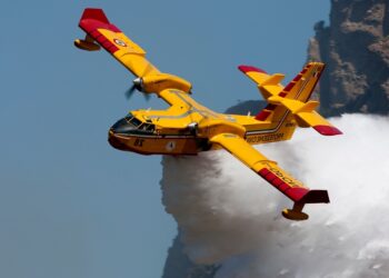 L'immagine di un canadair in azione
