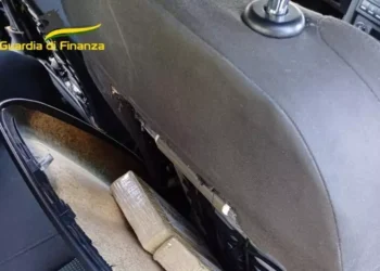 Nella foto la droga rinvenuta nel sedile dalla Guardia di finanza
