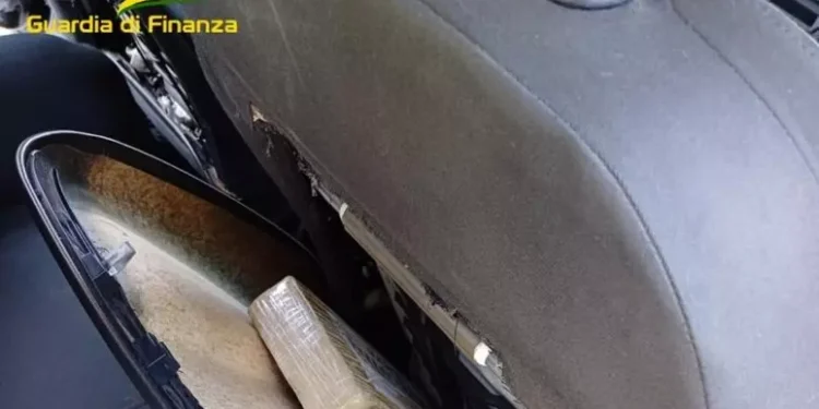 Nella foto la droga rinvenuta nel sedile dalla Guardia di finanza