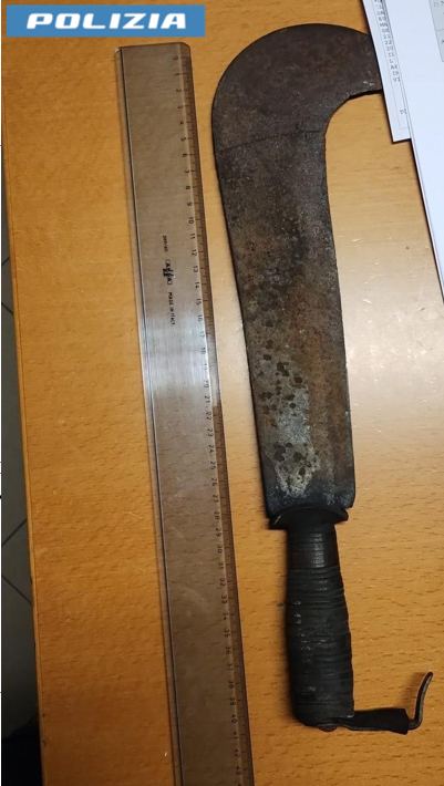 La roncola sequestrata dalla polizia a Tropea