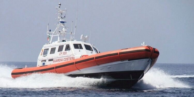 La Guardia Costiera salva 130 migranti, impresa eroica in Calabria