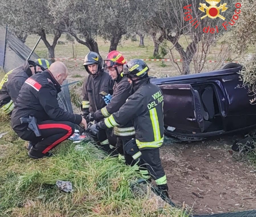 Vigili del fuoco e carabinieri sul luogo del tragico incidente