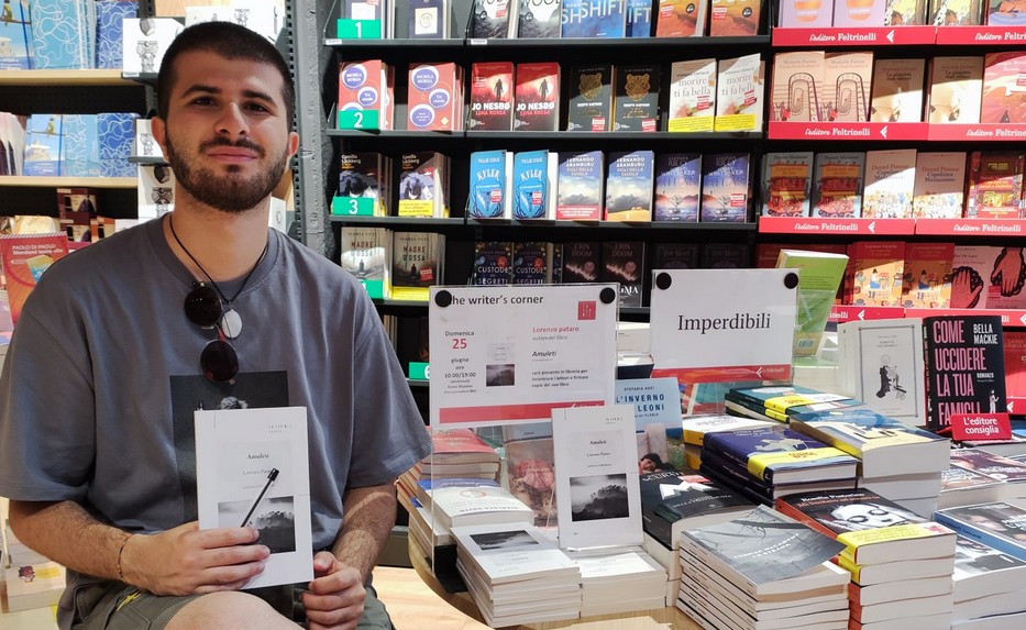 Una foto di Lorenzo Pataro durante la presentazione della sua raccolta di poesie