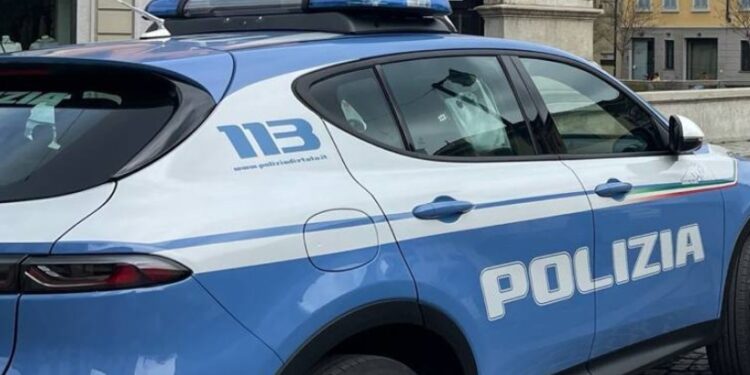 Nella foto una volante della Polizia