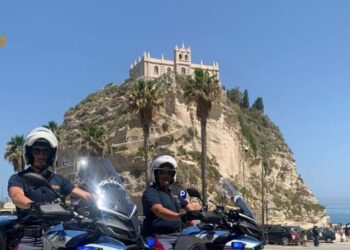 Due poliziotti in servizio a Tropea