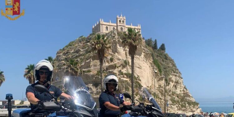 Due poliziotti in servizio a Tropea