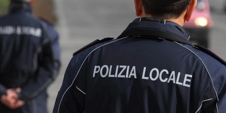 Due agenti della polizia locale