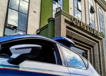 Una immagine della Questura di Vibo Valentia e una volante della Polizia