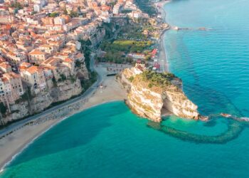 Una foto dall'alto di Tropea, premiata da Tripadvisor come Premi Travellers' Choice Best of the Best 2025