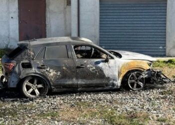L'auto del sindaco Alfredo Barillari completamente carbonizzata a seguito dell'incendio