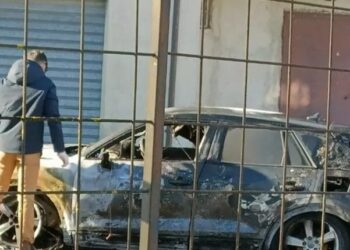 L'auto di Alfredo Barillari, sindaco di Serra San Bruno, completamente distrutta dall'incendio