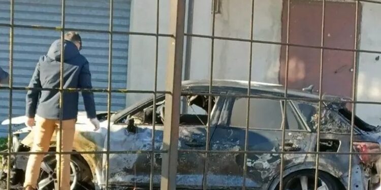 L'auto di Alfredo Barillari, sindaco di Serra San Bruno, completamente distrutta dall'incendio