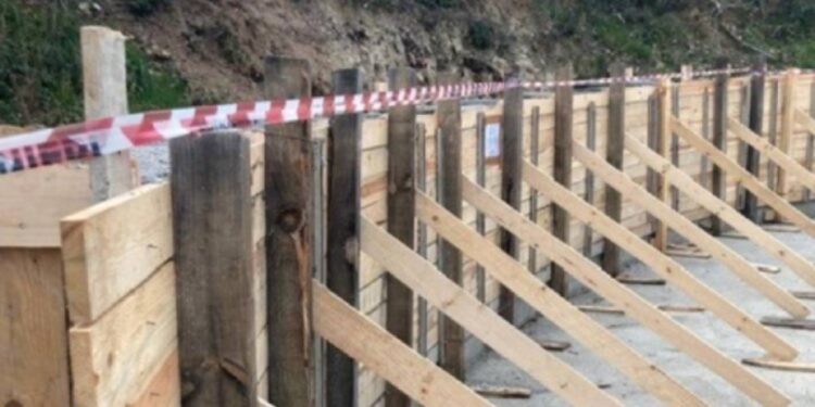 Il muro abusivo sequestrato dai carabinieri in Calabria, a Cotronei