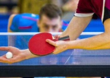 Nell'immagine due atleti impegnati in una partita di tennistavolo