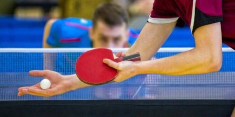 Nell'immagine due atleti impegnati in una partita di tennistavolo