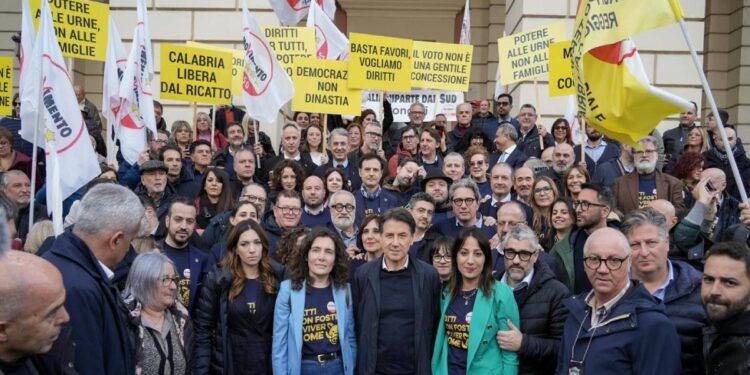 L'iniziativa del Movimento 5 Stelle a Cosenza, alla presenza del leader Giuseppe Conte