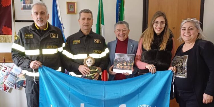 Una delegazione dell'Unicef in visita ai Vigili del fuoco
