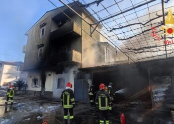 Le conseguenze dell'incendio che ha distrutto il garage nel Catanzarese