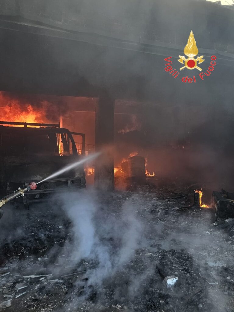 Il magazzino adibito a garage colpito dall'incendio. Nell'immagine le operazioni di spegnimento