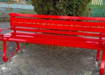 La panchina rossa installata a Pernocari di Rombiolo