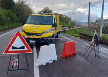 Il blocco sulla SS 18 di Vibo all'altezza di Longobardi