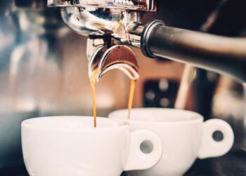 Nell'immagine la produzione di un caffè espresso al bar