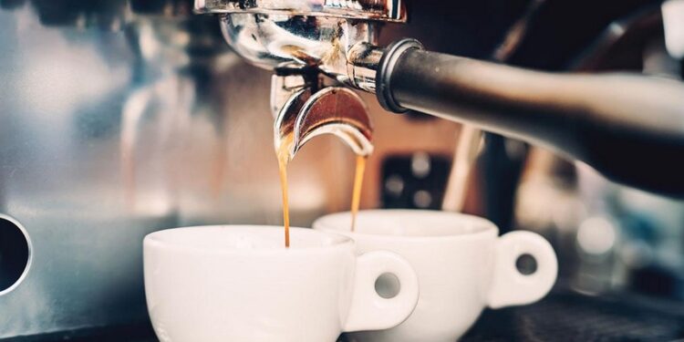 Nell'immagine la produzione di un caffè espresso al bar