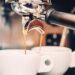 Nell'immagine la produzione di un caffè espresso al bar