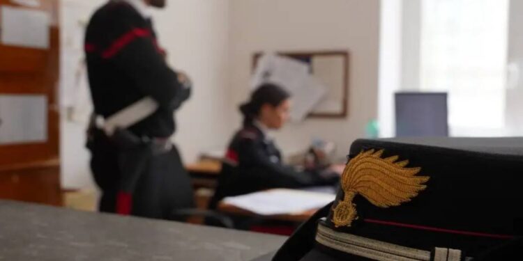I carabinieri mentre raccolgono una denuncia