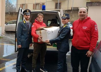 Vibo. La Guardia di Finanza dona alla Croce Rossa calzature confiscate per i bisognosi
