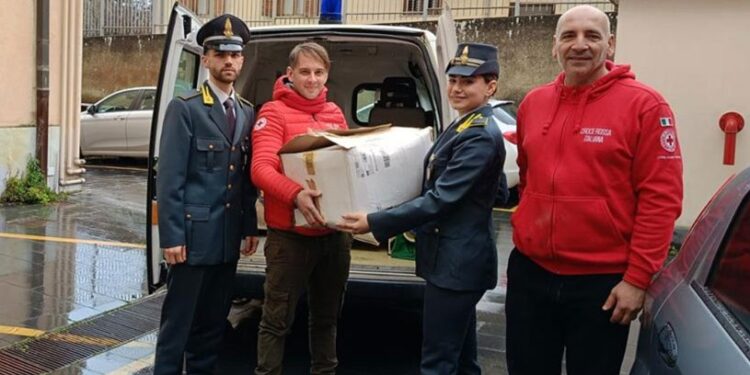 Vibo. La Guardia di Finanza dona alla Croce Rossa calzature confiscate per i bisognosi