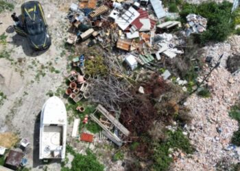 La maxi discarica posta sotto sequestro a Crotone