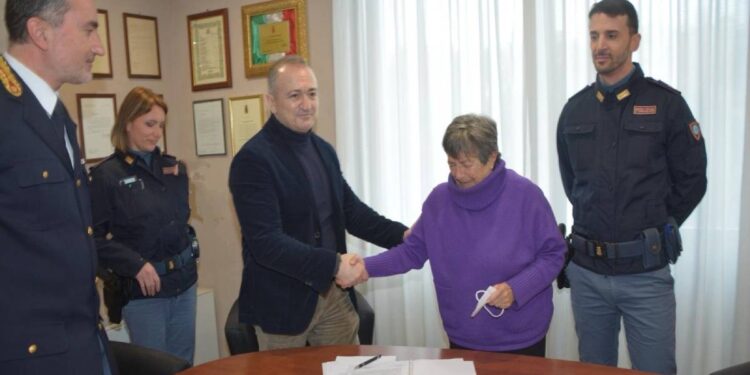 La firma del Protocollo Zeus tra il questore di Vibo Valentia e la presidente del Cuav