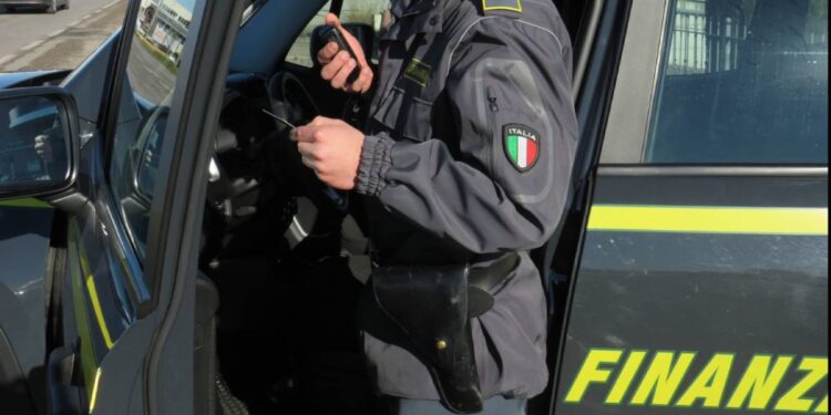 Un militare della Guardia di finanza