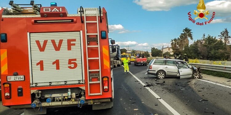 Tragico incidente stradale in Calabria lungo la statale 106: un morto e un ferito